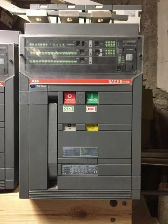 ABB Emax Блокировка шторок фиксированной части Emax под навесной замок в Москве