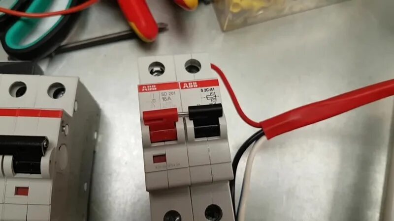 ABB Formula Блокировка ключом в разомкнутом/замкнутом состоянии RHL A1-A2 в Москве